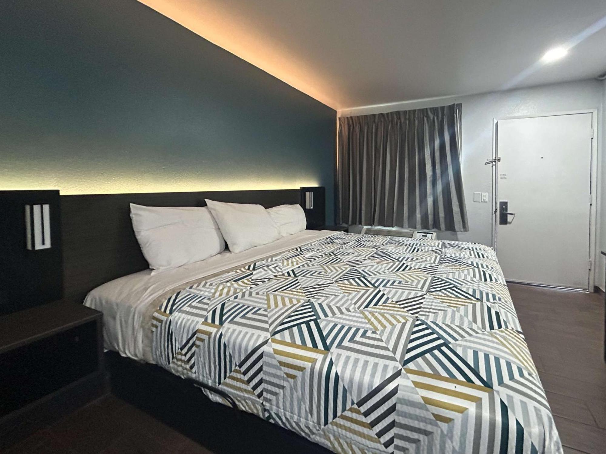 6 Hemet, Ca Hotel Hemet