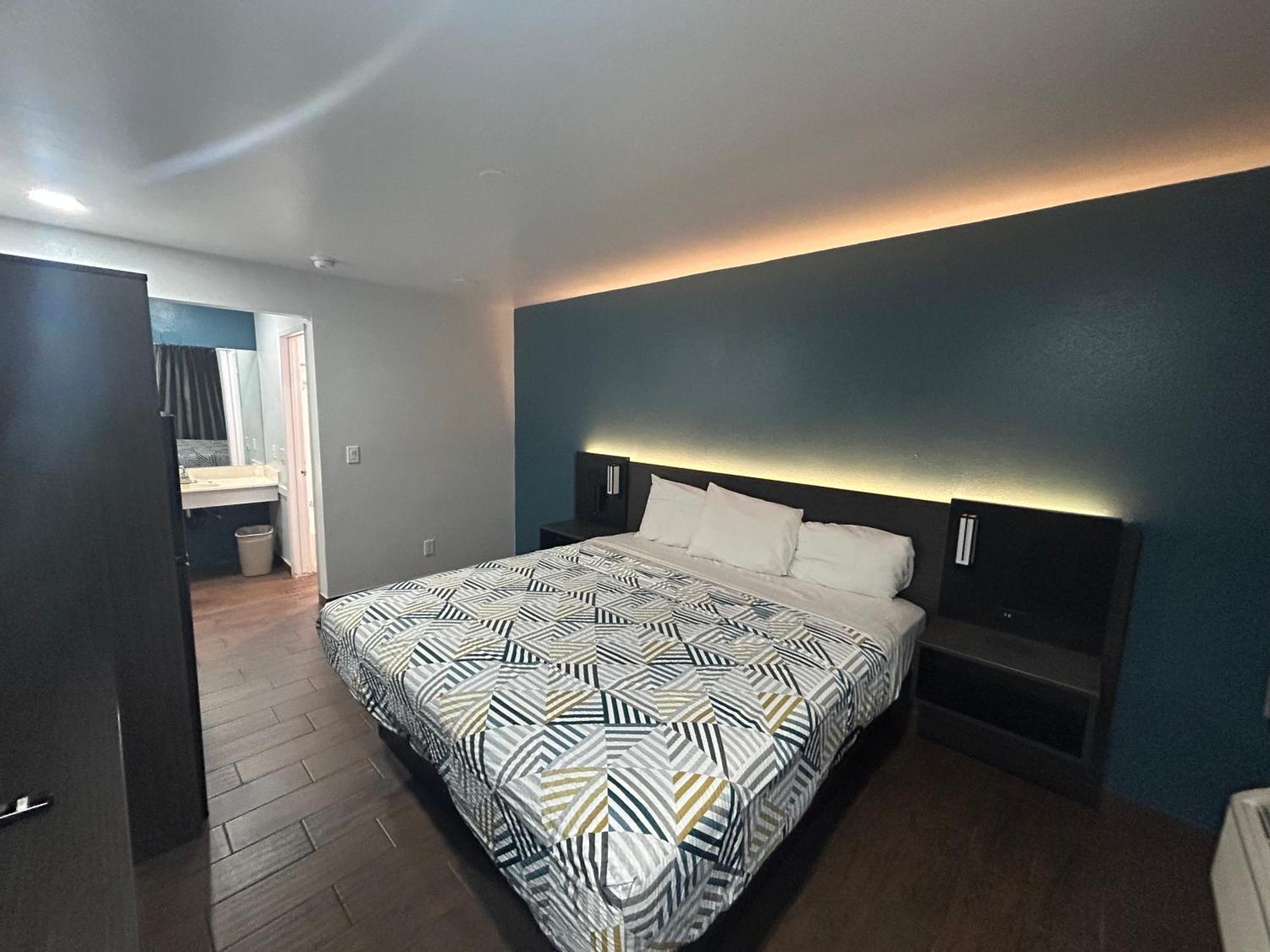6 Hemet, Ca Hotel Hemet