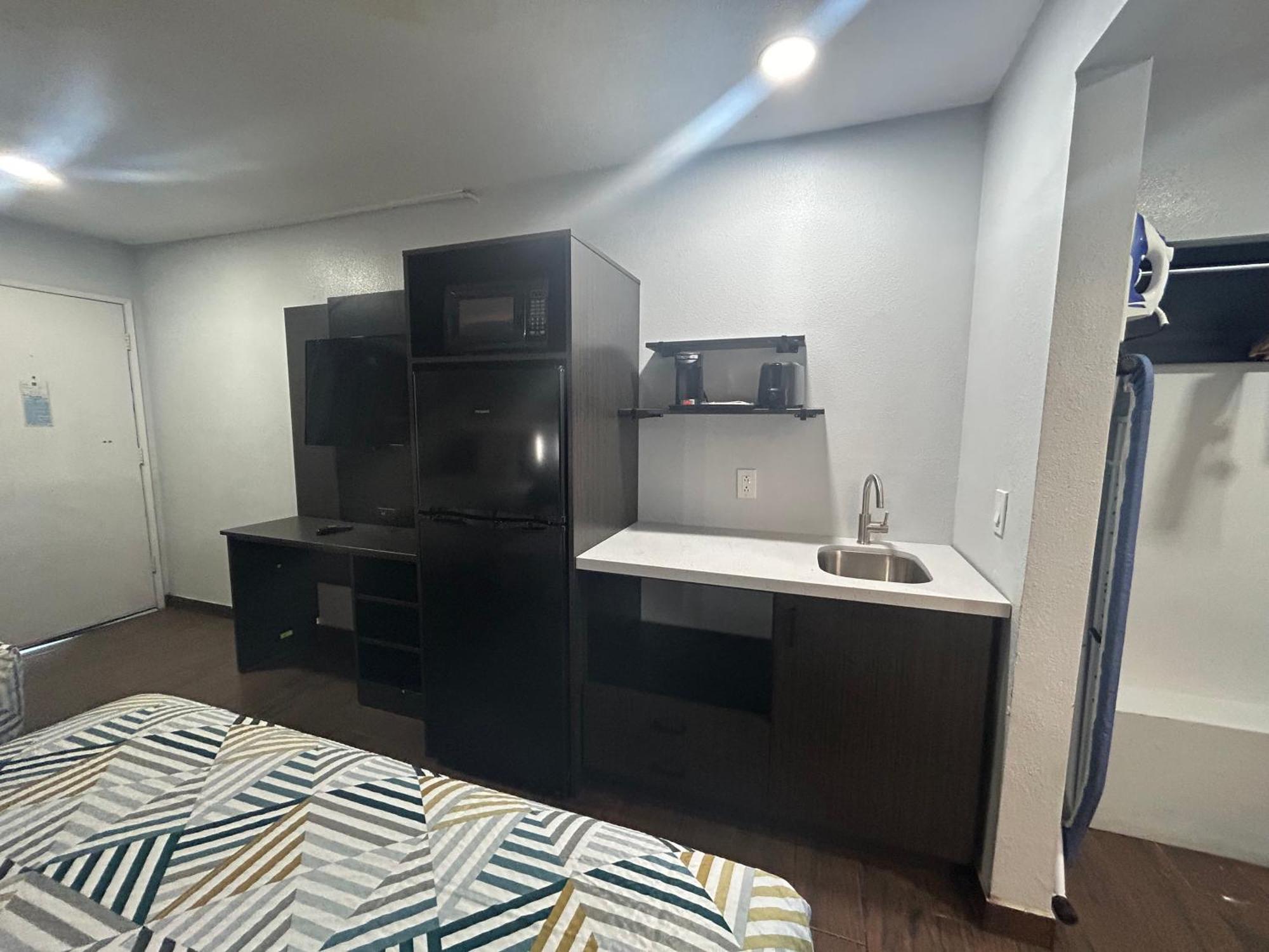 6 Hemet, Ca Hotel Hemet