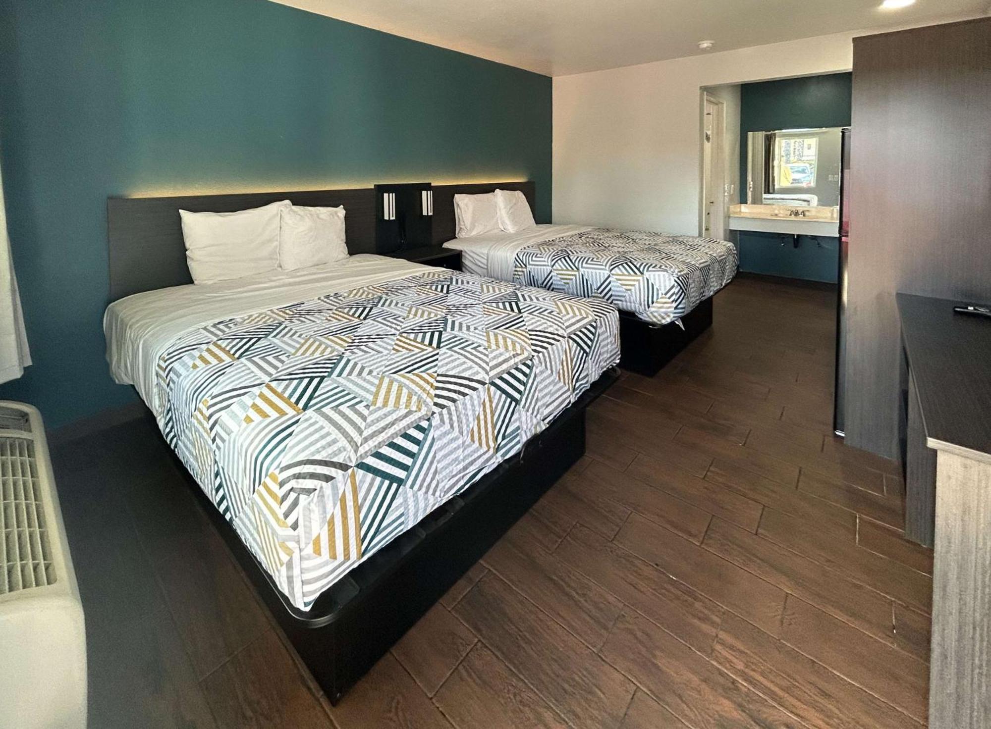 6 Hemet, Ca Hotel