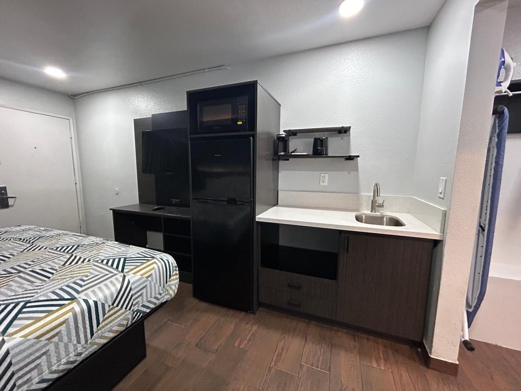 6 Hemet, Ca Hotel 2*